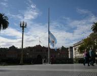 La bandera argentina ondea a media asta frente al Palacio Presidencial de la Casa Rosada en honor al fallecido Papa Francisco en Buenos Aires el 21 de abril de 2025.
