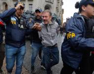 Un hombre es detenido por miembros de policía argentina este miércoles, frente al Congreso de la Nación en Buenos Aires (Argentina).