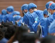 Fotografía de archivo en la que se registró una jornada de vacunación contra la covid-19 en la Universidad de La Américas, en Quito (Ecuador).
