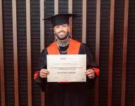 Fotografía tomada de la cuenta oficial @nickyjam en la red social instagram del cantante estadounidense Nicky Jam posando al recibir el doctorado honoris causa en Industrias creativas y emprendimiento cultural este jueves, en la Universidad de la Costa, en Barranquilla (Colombia).