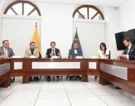 De izquierda a derecha: asambleísta de Izquierda Democrática, Marlon Cadena; viceministro de Gobernabilidad, Homero Castanier; ministro de Gobierno Francisco Jiménez; asambleísta de CREO, Juan Fernando Flores; asambleísta de UNES, Marcela Aguiñaga, y asambleísta del Partido Social Cristiano, Esteban Torres.