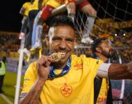 Víctor Figueroa festeja el título de LigaPro obtenido con Sociedad Deportiva Aucas, en el 2022.