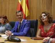 El presidente del Gobierno, Pedro Sánchez junto a la presidenta del PSOE, Cristina Narbona y la vicesecretaria general, María Jesús Montero, preside la reunión interparlamentaria del Grupo Parlamentario Socialista, este lunes en el Congreso