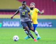 Enner Valencia disputa un balón con Gabriel Barbosa.