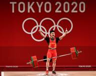 Un atleta de China festeja conseguir el objetivo.