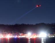 Los equipos de rescate buscan en el río Potomac después de que un avión comercial colisionara con un helicóptero militar.