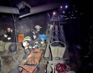 Imagen de rescatistas en la zona de crimen.