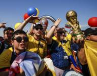 DOHA, 24/11/2022.- Aficionados ecuatorianos animan este jueves a su equipo en la víspera del partido contra Países Bajos de la fase de grupos del Mundial de Qatar 2022. EFE/Juan Ignacio Roncoroni