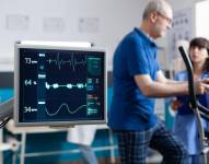 Los monitores de frecuencia cardiaca miden el pulso del paciente de forma continua.