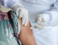 Una persona recibe una vacuna contra la influenza.