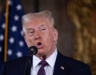 El presidente electo de Estados Unidos, Donald Trump, habla con los medios de comunicación durante una rueda de prensa en el club Mar-a-Lago el 07 de enero de 2025 en Palm Beach, Florida.
