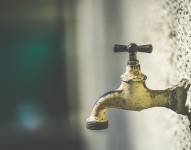 Imagen de un grifo oxidado, en referencia a cortes de agua.