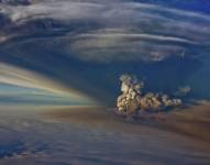 Fotografía de archivo que muestra la erupción de un volcán en Islandia.