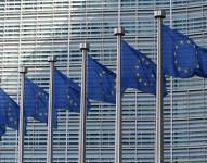 Banderas de la Unión Euripea en las afueras de la Comisión Europea en Bruselas, Bélgica