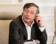Fotografía cedida por la Presidencia de Colombia de su mandatario, Gustavo Petro, durante un consejo de ministros este lunes, en Bogotá.