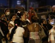 Familiares de reclusos esperan noticias fuera de la penitenciaría Litoral luego de un motín, en Guayaquil, Ecuador, el martes 28 de septiembre de 2021. (AP Foto/Angel DeJesus)