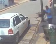 Captura de video del instante de la brutalidad contra un perro en México.