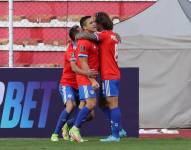 Alexis Sánchez (c.) celebra uno de los goles junto a sus compañeros.