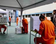 Personas privadas de la libertad, sin sentencia, votando.
