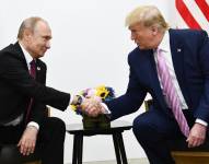 El presidente de EE. UU., Donald Trump (derecha), asiste a una reunión con el presidente de Rusia, Vladimir Putin, durante la cumbre del G20 en Osaka el 28 de junio de 2019.