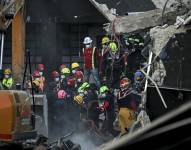 Equipos de rescate trabajan en la discoteca Jet Set tras el derrumbe de su techo en Santo Domingo, el 9 de abril de 2025.