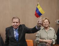 Edmundo González Urrutia sostiene una bandera de Venezuela a su llegada a un encuentro con ciudadanos venezolanos residentes en Guatemala, este miércoles en la capital de ese país.