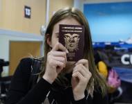 Imagen de una persona sosteniendo un pasaporte ecuatoriano en una sucursal del Registro Civil, el 28 de febrero del 2023.