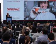 Fotografía hoy, de la ceremonia de inauguración de la construcción de la primera planta de la biofarmacéutica china Sinovac Biotech, en Santiago (Chile).