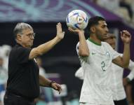 El DT Gerardo Martino (i) se disculpó con la afición de México por el 'fracaso' de quedar eliminados en fase de grupos del Mundial.