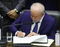 AME3718. BRASILIA (BRASIL), 01/01/2023.- El nuevo presidente de Brasil, Luiz Inácio Lula da Silva, firma un documento durante su ceremonia de investidura en el Parlamento hoy, en Brasília (Brasil). EFE/ Jarbas Oliveira