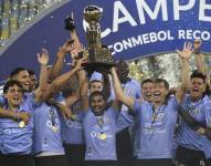 Independiente del Valle alzando el trofeo de la Recopa Sudamericana