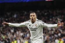 Kylian Mbappé celebra anotó dos goles en la victoria del Real Madrid.