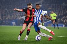 David Brooks (Bournemouth) disputa el balón con Pervis Estupiñán (Brighton) por la Premier League