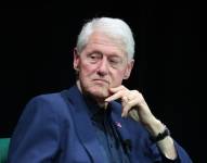 AME3040. BOGOTÁ (COLOMBIA), 22/12/2025.- Fotografía de archivo del 3 de junio de 2025 donde se observa al expresidente de Estados Unidos Bill Clinton asistiendo a un evento en Washington (Estados Unidos). Clinton instó al Departamento de Justicia a divulgar de inmediato todo el material del caso del pederasta Jeffrey Epstein en el que aparezca, después de que el Gobierno de Donald Trump difundiera varias fotografías en las que figura el demócrata.