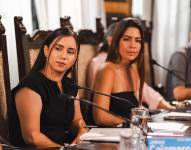 Foto de Blanca López, en calidad de alcaldesa subrogante, junto a la concejal Tatiana Coronel en una sesión del Concejo de Guayaquil en enero de 2025.
