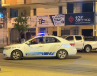 Imagen de una patrulla policial ubicado en los exteriores de un edificio residencial de las calles