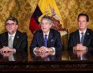 Fotografía tomada en el Salón Amarillo en Carondelet, el 17 de mayo de 2023, cuando se decretó la disolución de la Asamblea y las elecciones anticipadas. De derechaa izquierda: Sebastián Corral, exsecretario de la Administración Pública; Guillermo Lasso, expresidente; y Henry Cucalón, exministro de Gobierno.