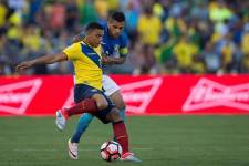 Jefferson Montero ante la marca de Dani Alves en un partido por la Copa América