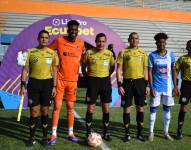 Árbitros junto Alexander Domínguez (Liga de Quito) y Daniel Valencia (Manta FC) por la fecha 10 de la LigaPro Ecuabet conectada por Xtrim