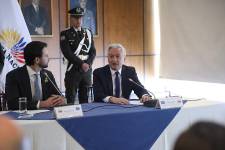 El titular de la Asamblea Nacional, Niels Olsen, dialoga con el presidente de la delegación del Parlamento Europeo para las Relaciones con los Países de la Comunidad Andina, Robert Biedron.