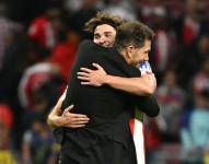 Diego Simeone y Julián Álvarez abrazados tras el hat trick del argentino.
