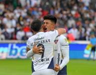 Gabriel Villamil celebra su gol contra Lisandro Alzugaray contra Botafogo por la Copa Libertadores