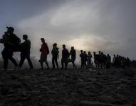 Migrantes cruzan Panamá para llegar a Estados Unidos.