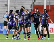 Jugadoras de Dragonas IDV celebran la victoria contra Always Ready por la Copa Libertadores Femenina