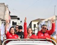 Foto de archivo de Andrea González realizando una caravana en calidad de candidata presidencial del Partido Sociedad Patriótica (PSP).