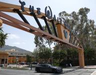 Fotografía de archivo que muestra el logotipo de Disney en la puerta de The Walt Disney Studios, en Burbank (Estados Unidos). EFE/ Caroline Brehman ARCHIVO