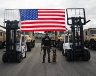 Un efectivo de la Policía Nacional junto al equipamiento donado por Estados Unidos.