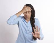 Mujer con dolor de cabeza en plena menopausia. Foto: Pixabay / Referencial