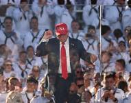 El presidente de los Estados Unidos, Donald Trump, baila tras dar un discruso para la fuerza naval del país.