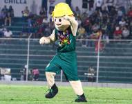 Bananerito, mascota de Orense, bailando en la previa de un partido